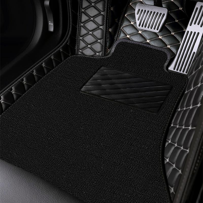 Luxusauto mit weißer lederausstattung mit hochwertigen eva-fußmatten in  schwarzer farbe nahaufnahme der schwarzen autofußmatte aus  ethylenvinylacetat